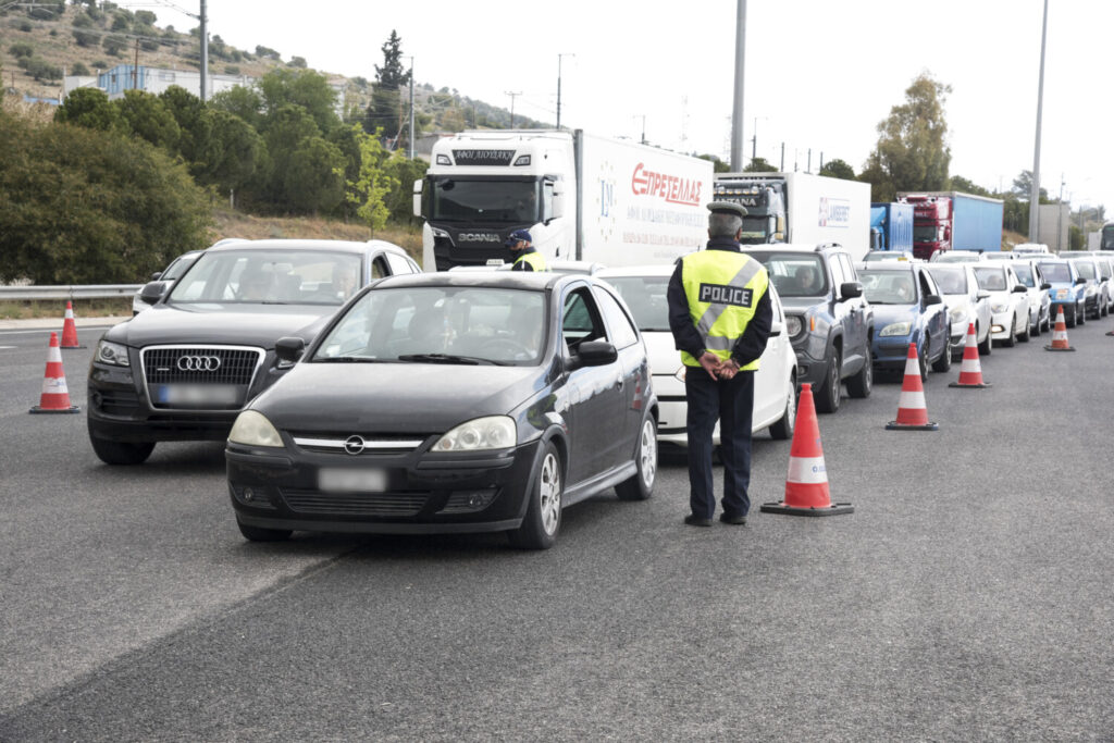 Κορυφώνεται η έξοδος των εκδρομέων – Αυστηροί έλεγχοι της Τροχαίας (video)