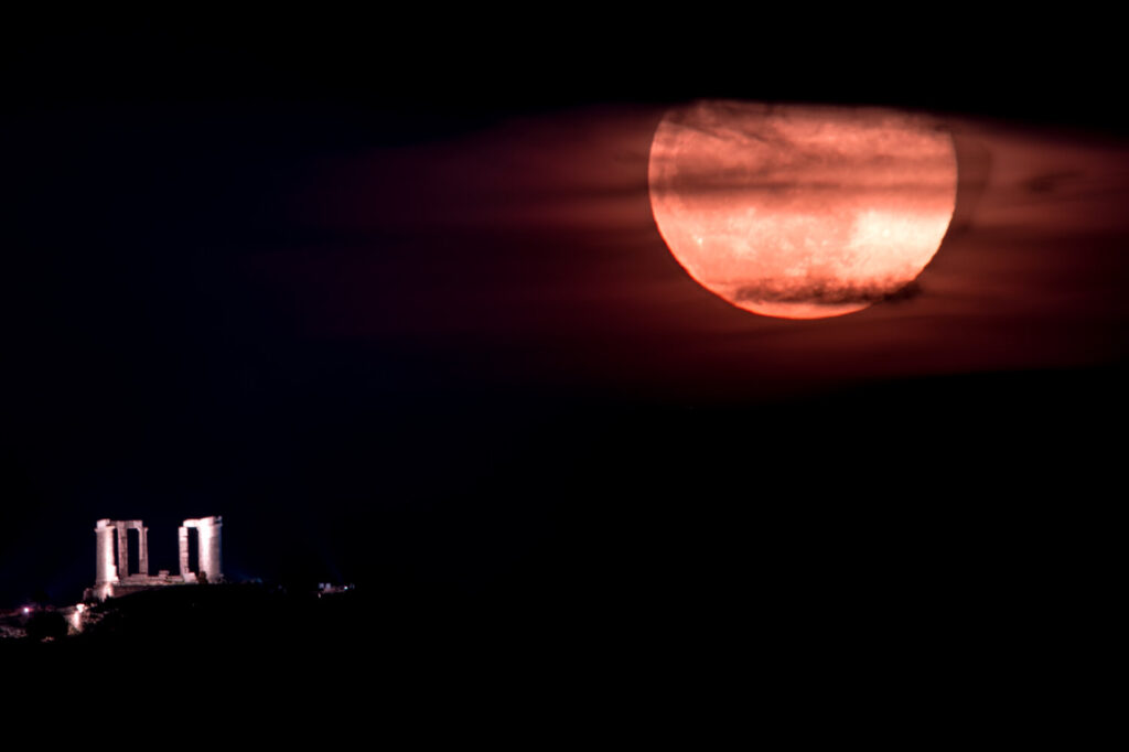 Υπερπανσέληνος: Όταν το Ροζ Φεγγάρι «συνομιλεί» με τον ναό του Ποσειδώνα