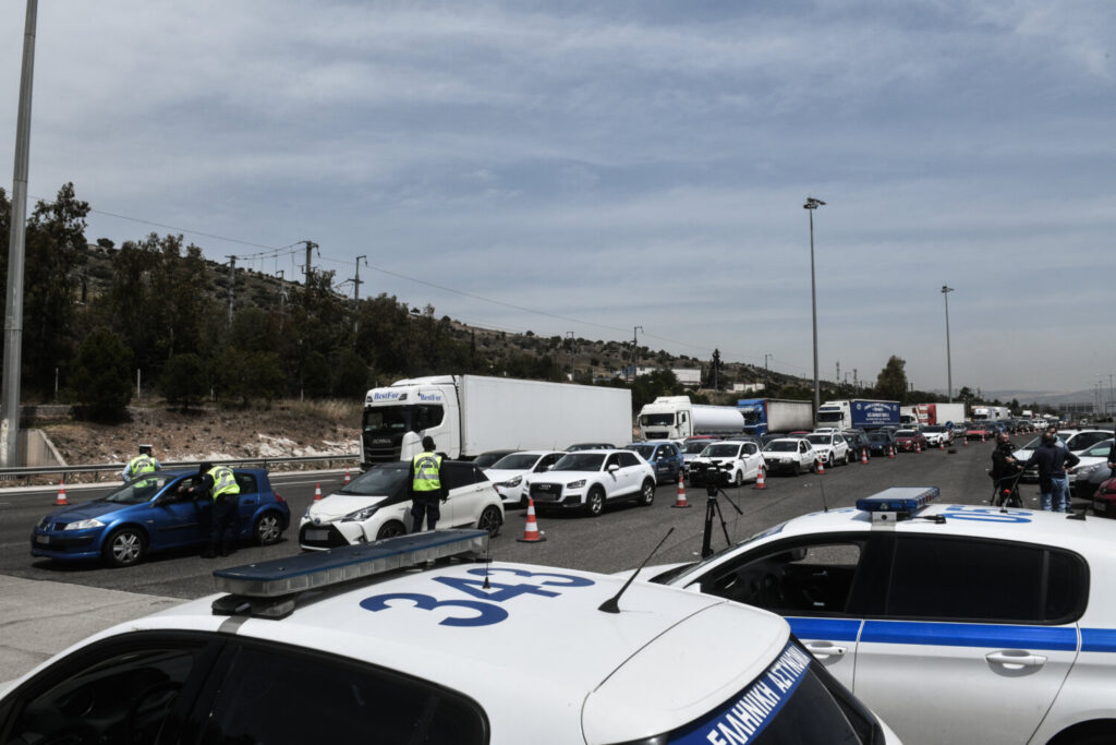 Ουρές χιλιομέτρων στα διόδια, έλεγχοι, πρόστιμα και …επιστροφές (εικόνες)