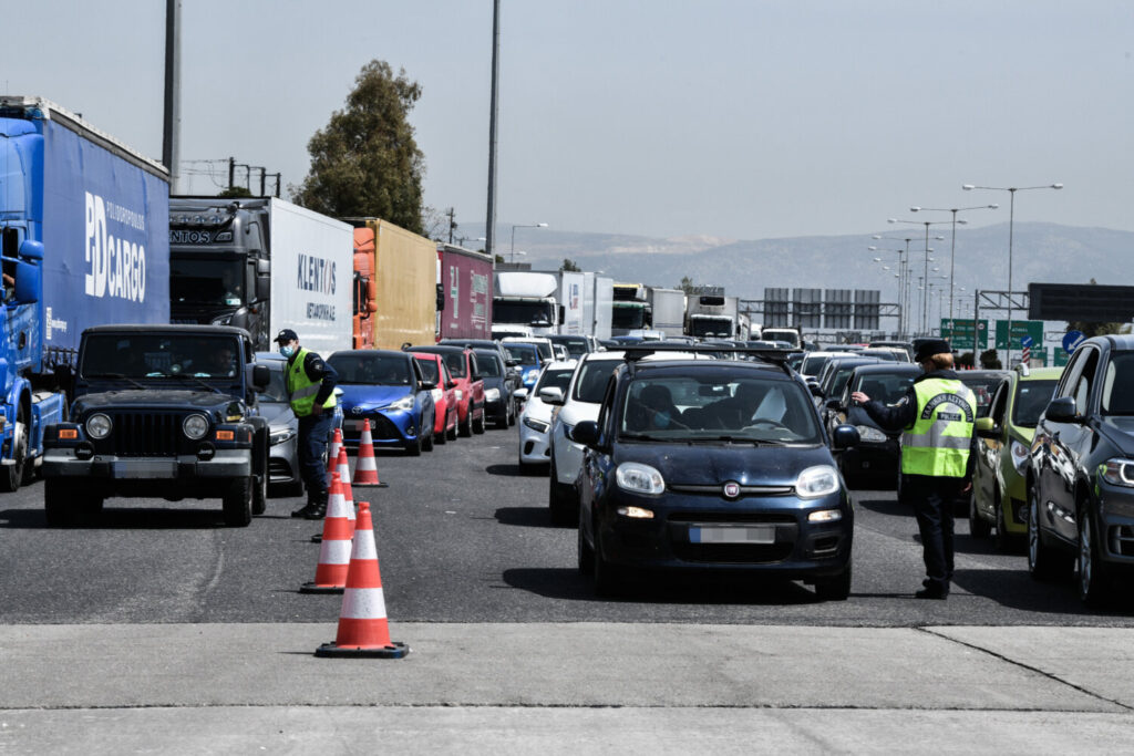 Lockdown: Νέες ουρές στα διόδια – Απέλπιδα προσπάθεια να περάσουν οι οδηγοί