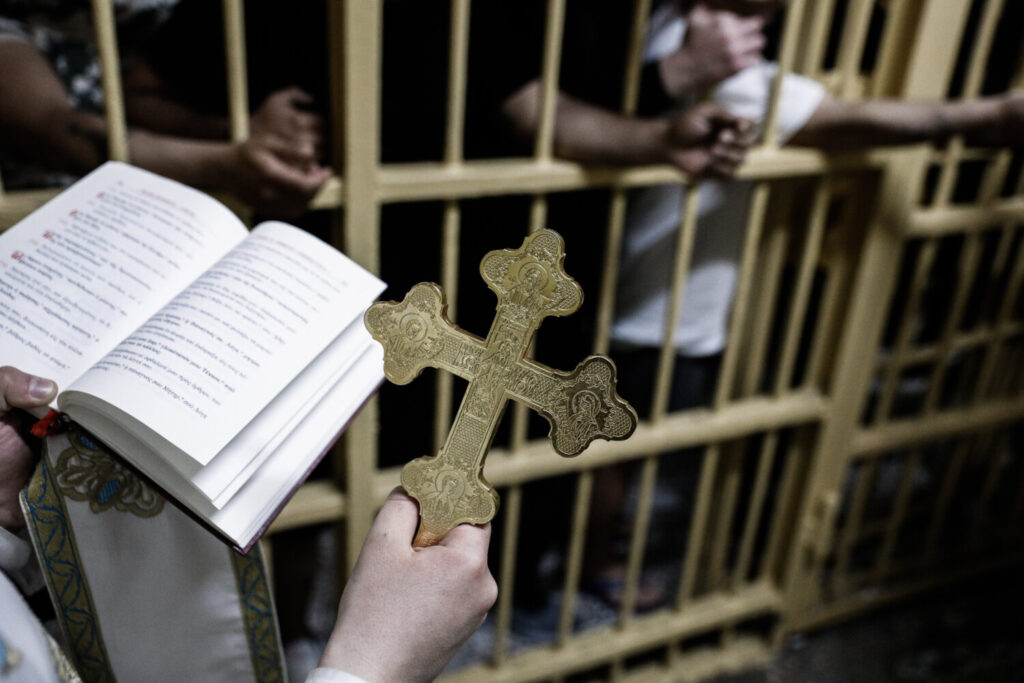 Η περιφορά του Επιταφίου στις φυλακές Κορυδαλλού με κατάνυξη και συγκίνηση (σπάνιες εικόνες)