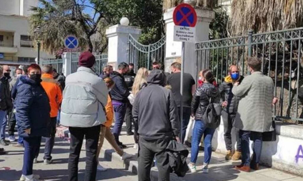 Στη φυλακή ο δράστης του διπλού φονικού στη Μακρινίτσα – Επεισόδια έξω από τα δικαστήρια (video)