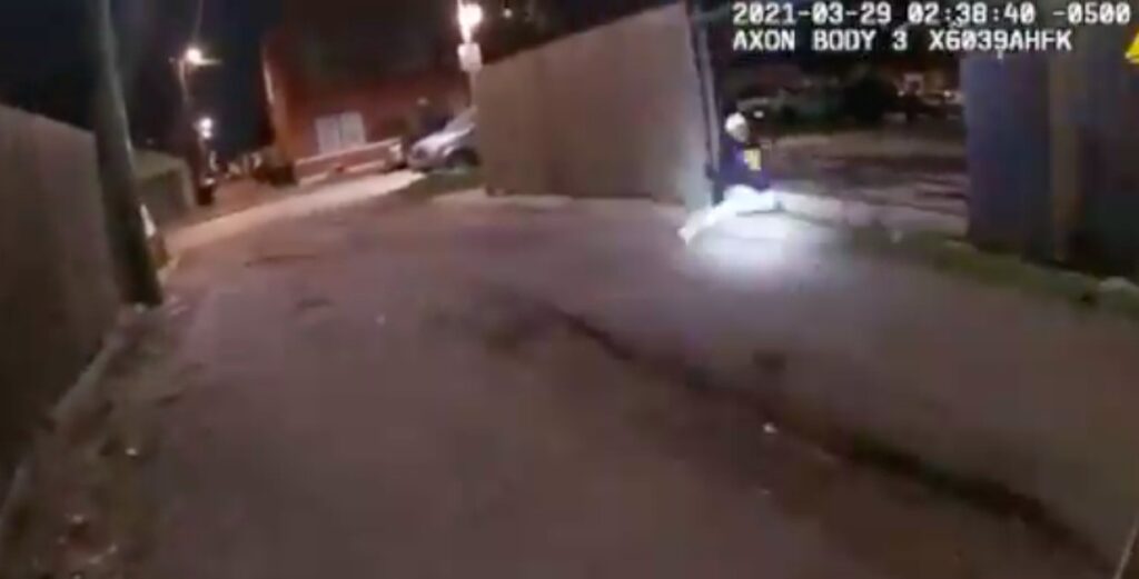 Βίντεο με σκληρές εικόνες: Η στιγμή που οι αστυνομικοί πυροβολούν και σκοτώνουν τον 13χρονο στο Σικάγο