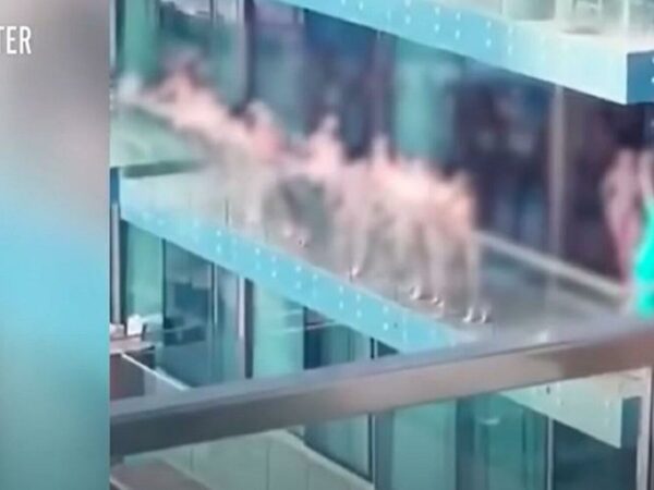 Ντουμπάι: Δικηγόρος μία από τις 15 γυναίκες που πόζαραν ολόγυμνες  σε μπαλκόνι (εικόνες και video)