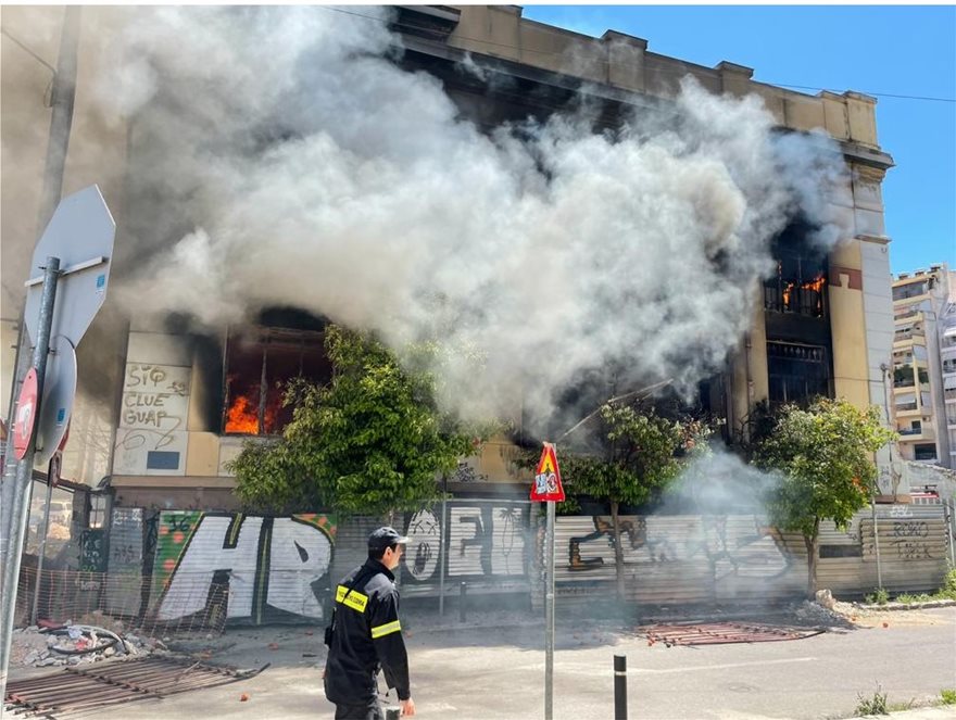 Μεγάλη φωτιά σε εγκαταλελειμένο κτήριο στον Πειραιά – Ουρές χιλιομέτρων στην Εθνική