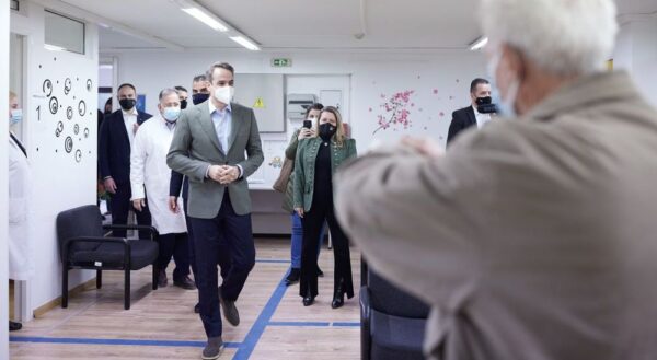 Σε εμβολιαστικό κέντρο της Αγ. Παρασκευής ο Κυριάκος Μητσοτάκης