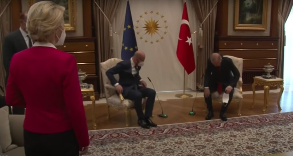 Τούρκοι αξιωματούχοι: «Ο Σαρλ Μισέλ έβαλε τη Φον ντερ Λάιεν να κάτσει στον καναπέ!»(video)