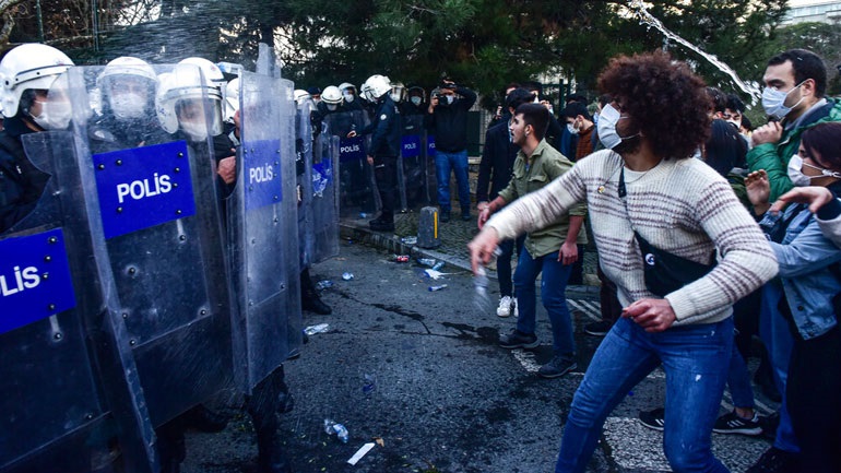 «Βασανιστήκαμε» φωνάζει Τούρκος φοιτητής και καταγγέλλει βία και συλλήψεις από την αστυνομία του Ερντογάν