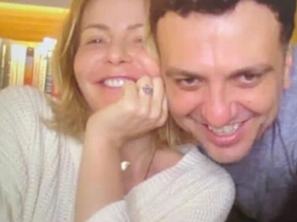 Η φωτογραφία της Τζένης Μπαλατσινού με τον Βασίλη Κικίλια: «Εύχομαι να αγκαλιάζουμε και να φιλάμε όσους αγαπάμε…»
