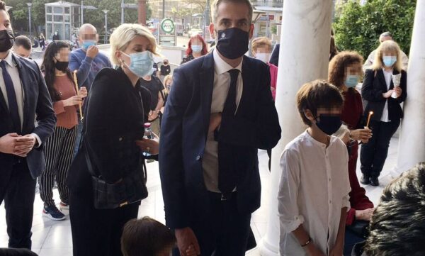 Στον Επιτάφιο στον Άγιο Ιωάννη στον Νέο Κόσμο οι Μπακογιάννης-Κοσιώνη (εικόνες)