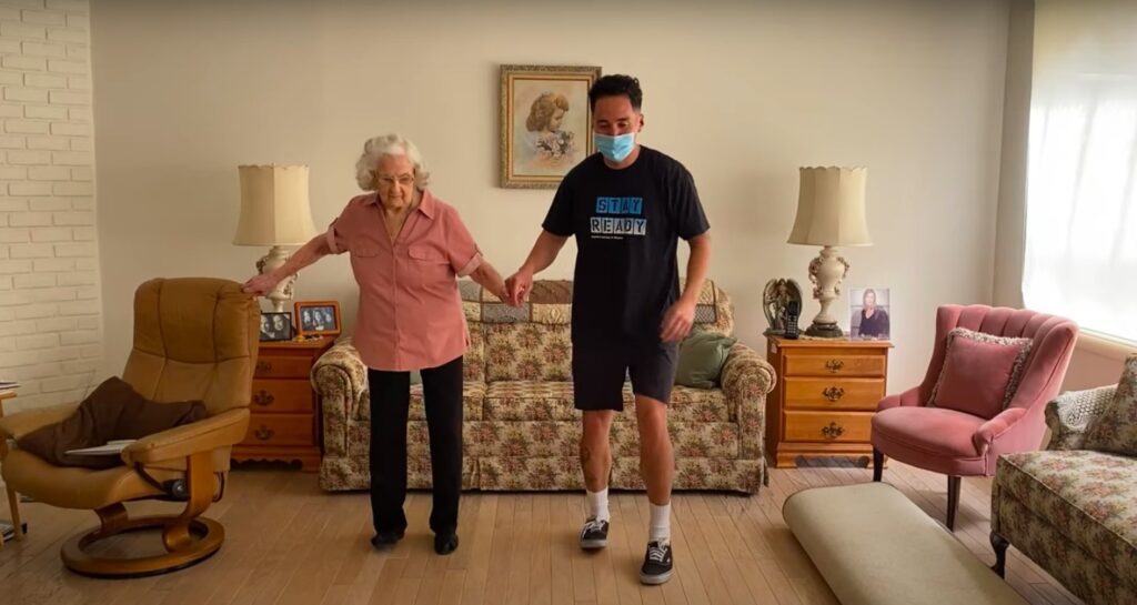 Συγκινητικό βίντεο: Φυσιοθεραπευτής χορεύει με 95χρονη ασθενή!