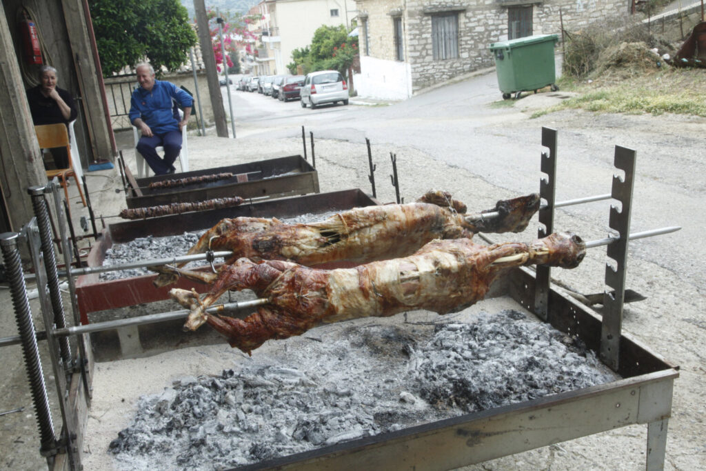 Πάσχα: Τι ισχύει για τις μετακινήσεις και το γιορτινό τραπέζι