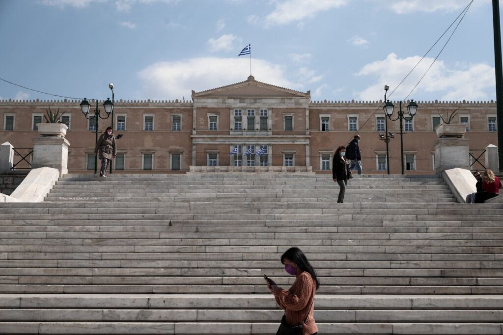Ευρωβαρόμετρο: Το αποτύπωμα της πανδημίας στην τσέπη των Ελλήνων – Τι πιστεύουν για το επίπεδο Δημοκρατίας