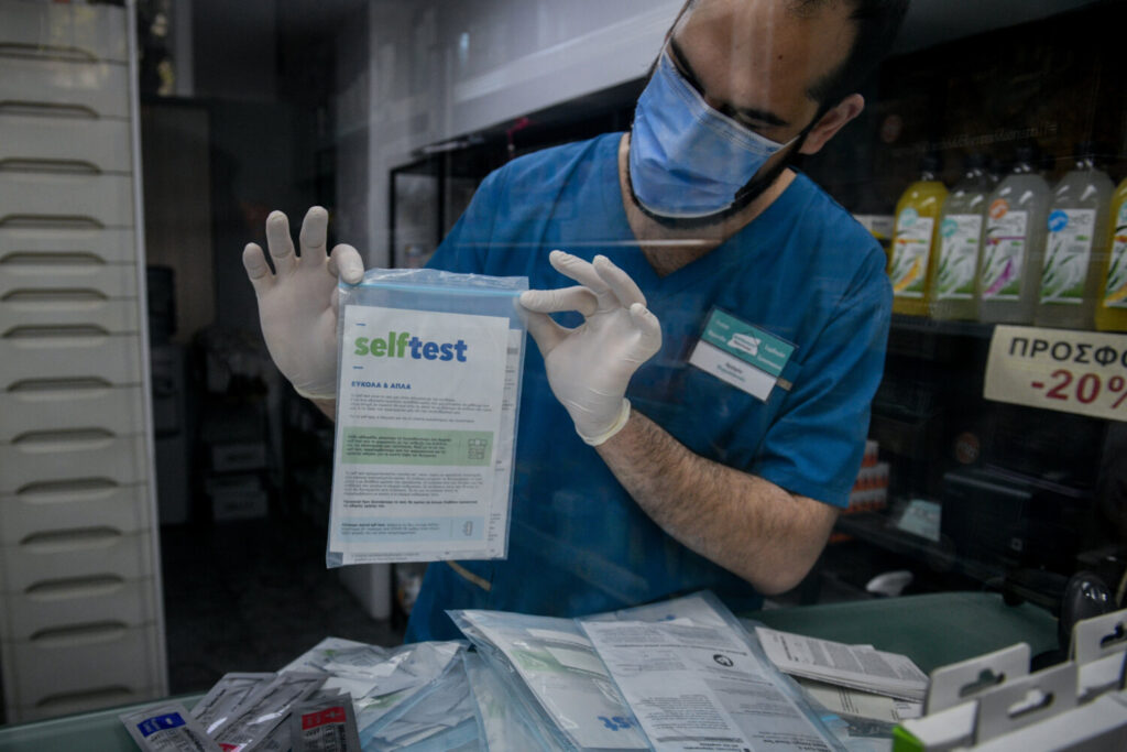 «Βόμβα» από τους φαρμακοποιούς: Τέλος τα self test στα φαρμακεία στις 19 Ιουνίου