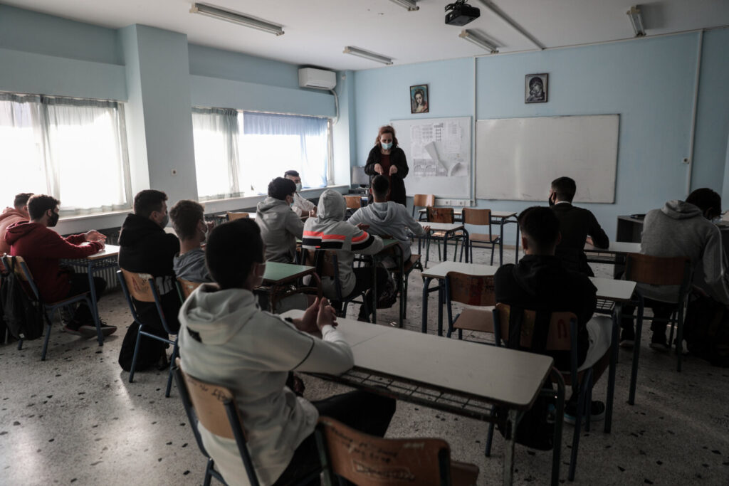 Βόρεια Ελλάδα: Σε δίκη διευθύντρια σχολείου και πρώην μαθητής για άγριο bullying: Τη φώναζε πελεκάνο, γυαλάκια και χοντρέλα…