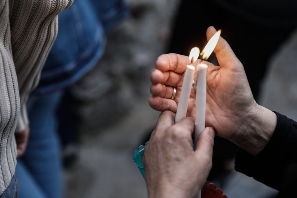 Τι ώρα αναμένεται το Άγιο Φως στην Αθήνα – Το σχέδιο της κυβέρνησης για τη μεταφορά του