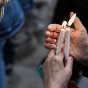 Τι ώρα αναμένεται το Άγιο Φως στην Αθήνα – Το σχέδιο της κυβέρνησης για τη μεταφορά του