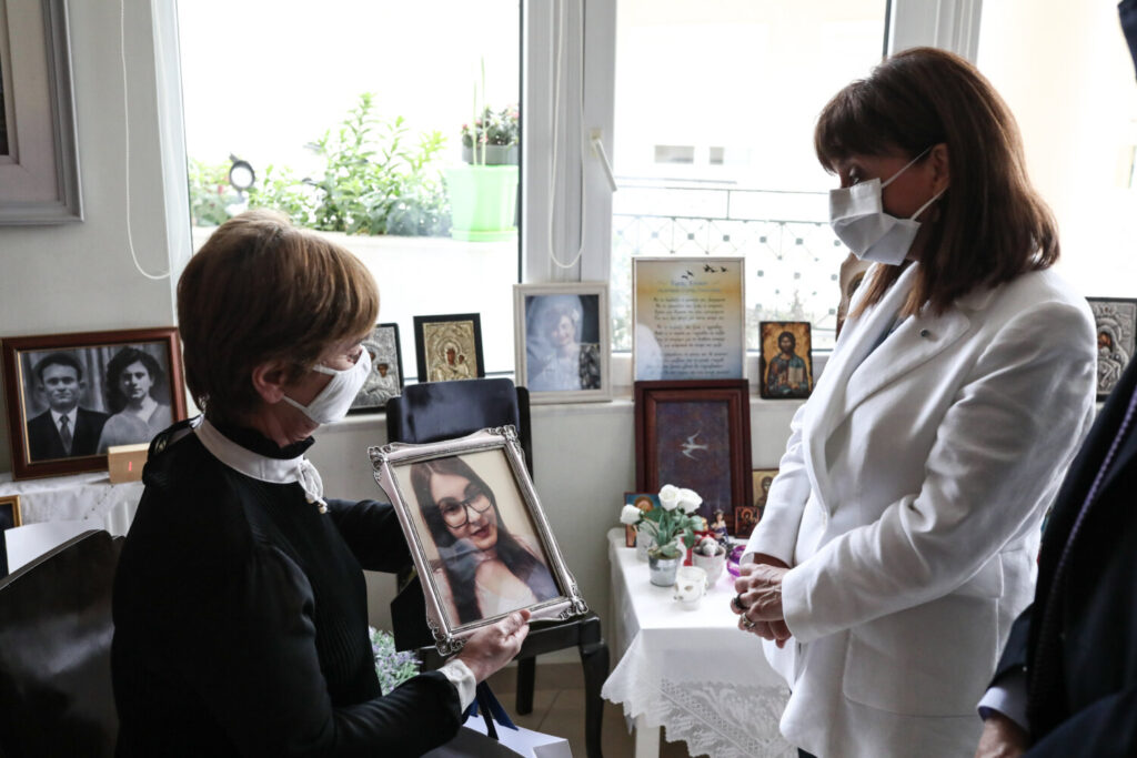 Η συμβολική επίσκεψη της Κατερίνας Σακελλαροπούλου στο σπίτι της Ελένης Τοπαλούδη  (εικόνες)