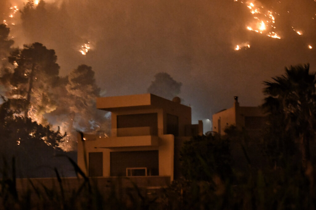 «Είμαστε από τις 4.30 το πρωί στην παραλία» – Αγωνία από τη φωτιά που απειλεί σπίτια (video)