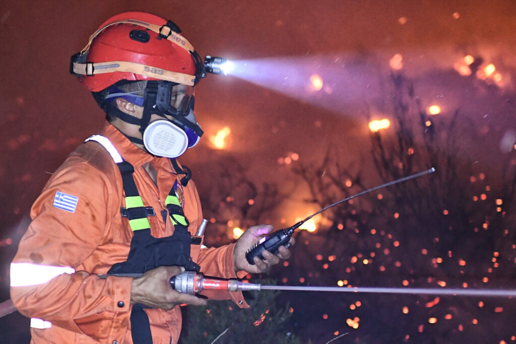 Κορινθία: Μαίνεται η πυρκαγιά στον Σχίνο – Εκκενώθηκαν κι άλλοι οικισμοί (video)
