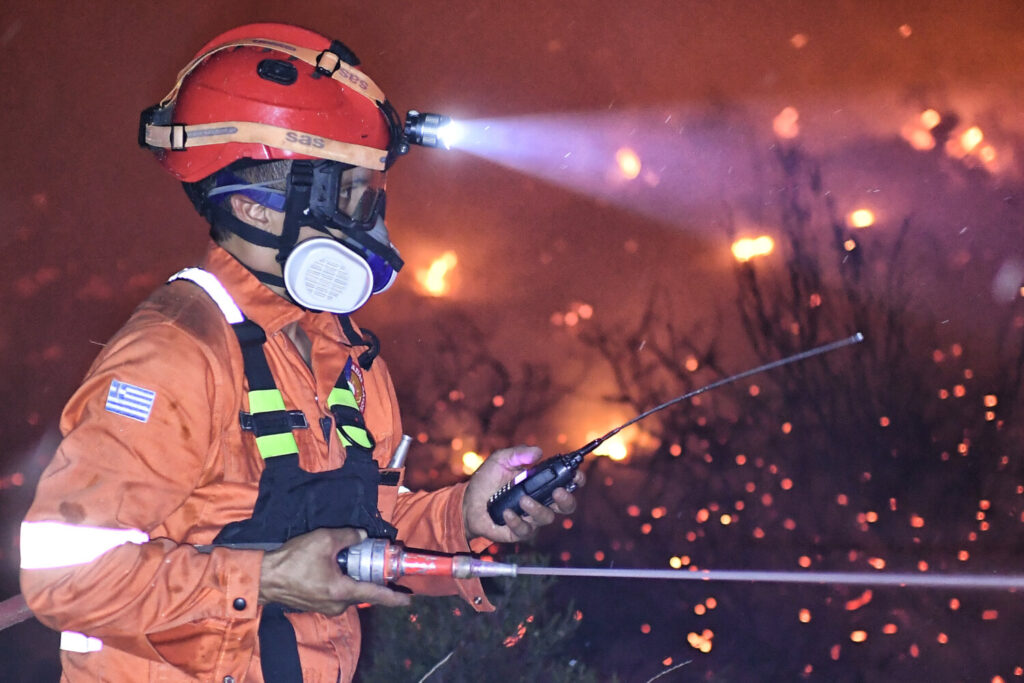 Καίγεται η Κορινθία και η Δυτική Αττική για δεύτερη μέρα – Διάσπαρτες εστίες – Σηκώθηκαν τα εναέρια μέσα