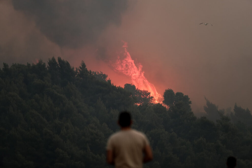 Φωτιά τώρα στα Καλύβια Θορικού