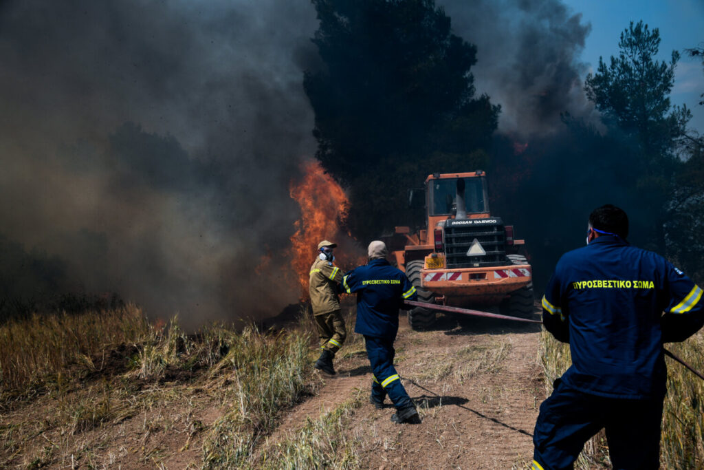 Μέγαρα: Nέες αναζωπυρώσεις της πυρκαγιάς – Εκκενώνεται κι άλλος οικισμός