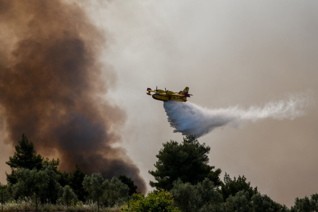 Καίει για τέταρτη μέρα η πυρκαγιά στην Κορινθία – Μάχη ενάντια στα διάσπαρτα σημεία