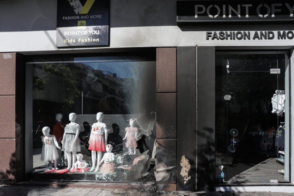 Εμπρηστικές επιθέσεις στα μαγαζιά της συζύγου του Νίκου Χαρδαλιά στο Βύρωνα (video και εικόνες)