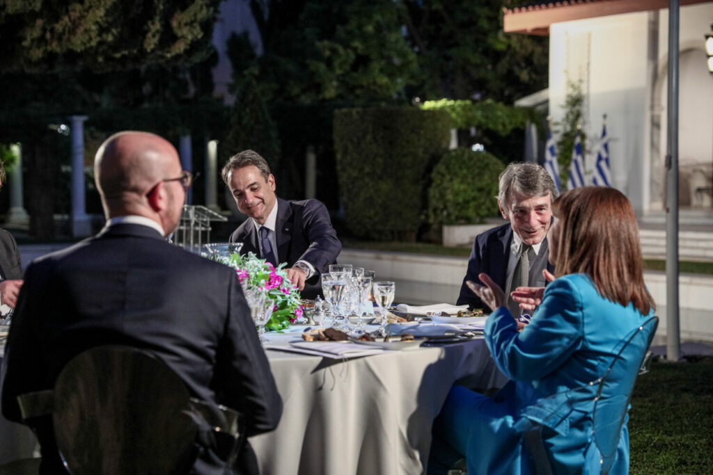 Το επίσημο δείπνο της  Κατερίνας Σακελλαροπούλου στους Ευρωπαίους ηγέτες στους κήπους του Προεδρικού (εικόνες)