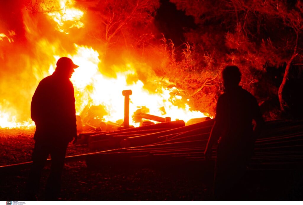 Συγκλονιστικές σκηνές από τον Σχίνο: Η φωτιά περικυκλώνει πυροσβέστες και πολίτες – «Κέντρο, έχουμε εγκλωβιστεί» (video)