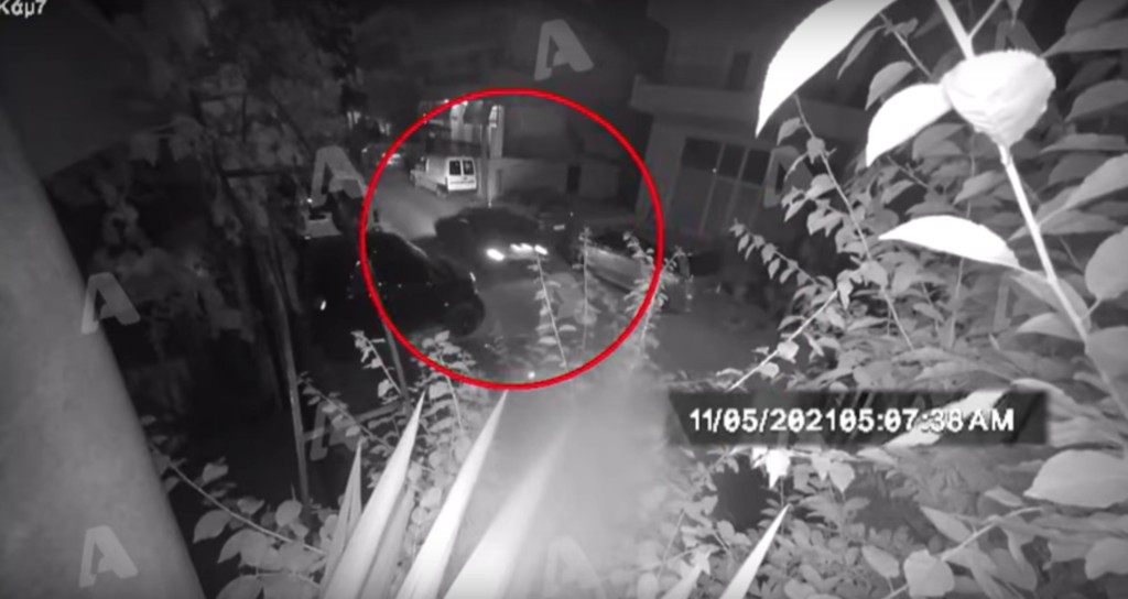 Έγκλημα στα Γλυκά νερά – Δείτε τα νέα βίντεο με το ύποπτο αυτοκίνητο και τη μηχανή με τον κουκουλοφόρο