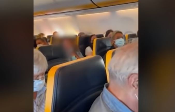 Ιταλία: Απίστευτη ένταση σε πτήση της Ryanair με επιβάτιδα που αρνούνταν να βάλει μάσκα(video)