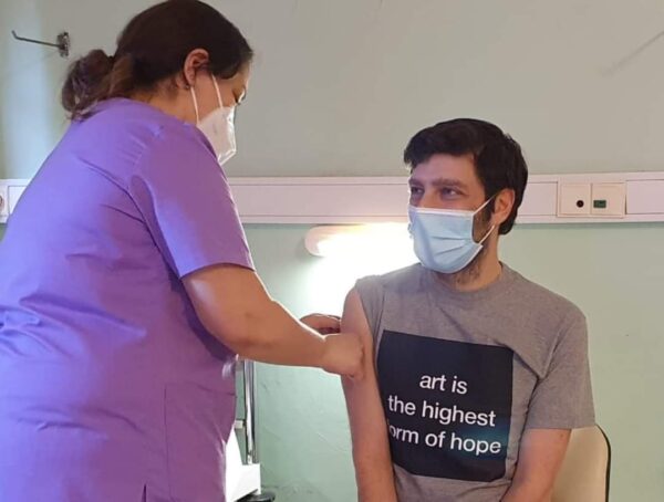 Με μήνυμα  έκπληξη ο εμβολιασμός του υφυπουργού Πολιτισμού Νικόλα Γιατρομανωλάκη