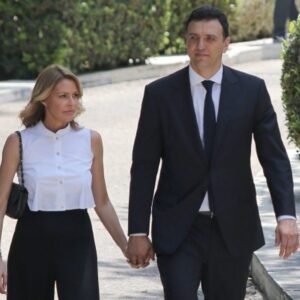 Τζένη Μπαλατσινού – Βασίλης Κικίλιας: Με τον γιο τους στον Aγιασμό των υδάτων – Φωτογραφίες