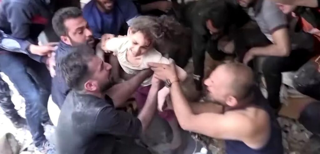 Λωρίδα της Γάζας: Η συγκλονιστική στιγμή διάσωσης 6χρονης από τα χαλάσματα (video)