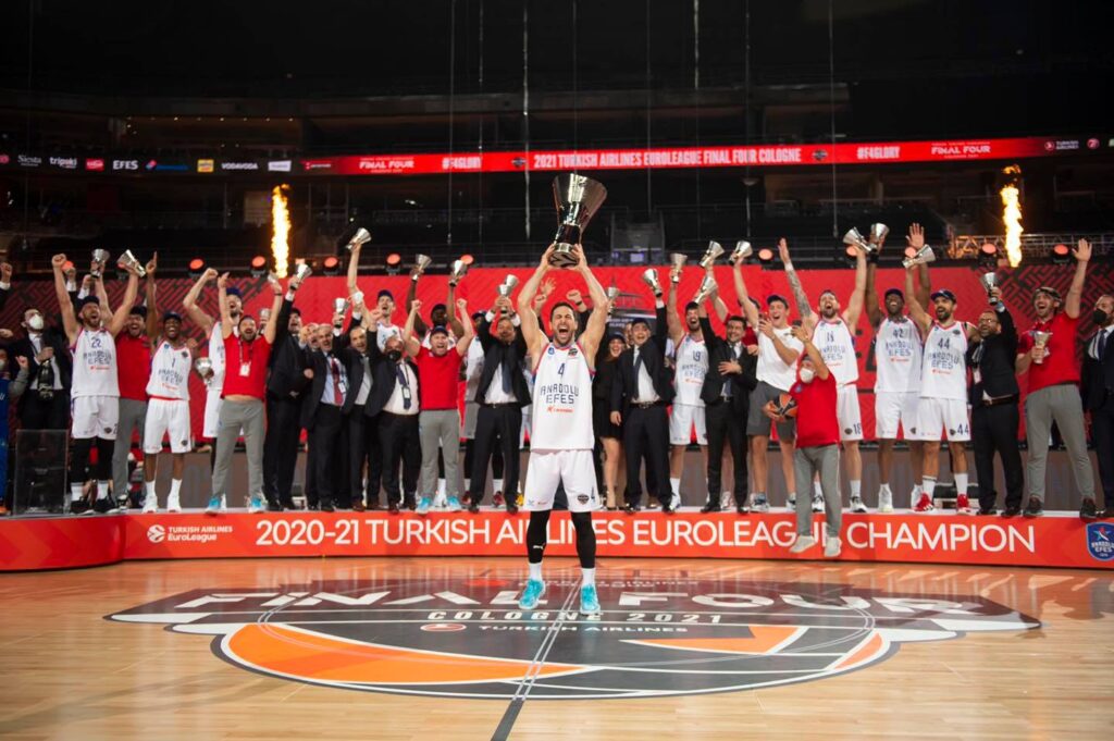Ευρωλίγκα: Πρωταθλήτρια Ευρώπης η Εφές – Νίκησε την Μπαρτσελόνα στον τελικό