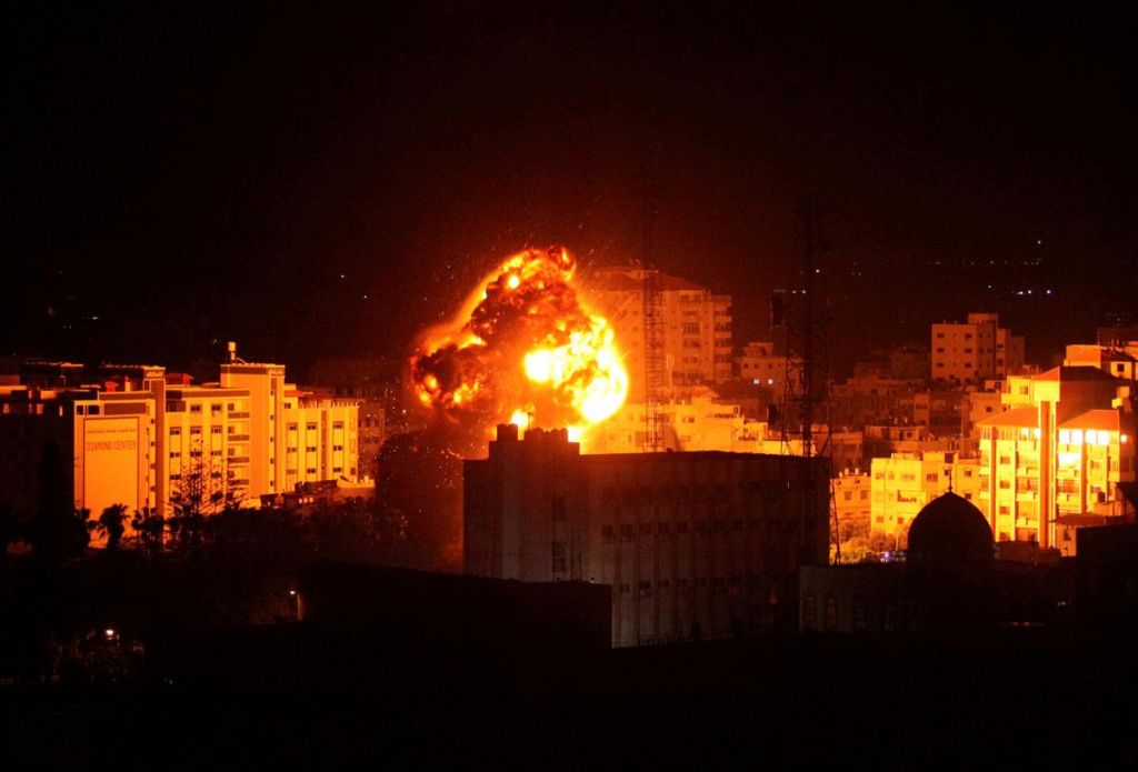 Νύχτα – «κόλαση» στη Λωρίδα της Γάζας – Αεροπορικές επιθέσεις με δεκάδες νεκρούς (video)