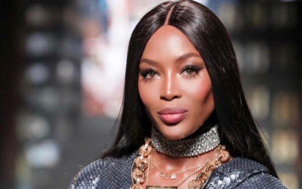 Το διάσημο τοπ μόντελ Ναόμι Κάμπελ έγινε μητέρα στα 50 της χρόνια