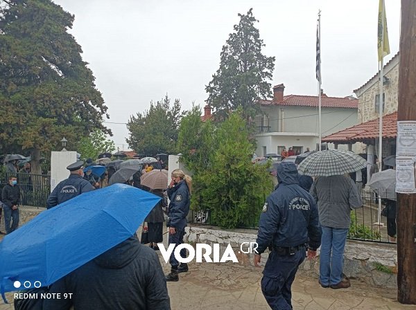 Θεσσαλονίκη: Με απίστευτο συνωστισμό και χωρίς μέτρα η κηδεία ιερέα – αρνητή του κορωνοϊού  (video)