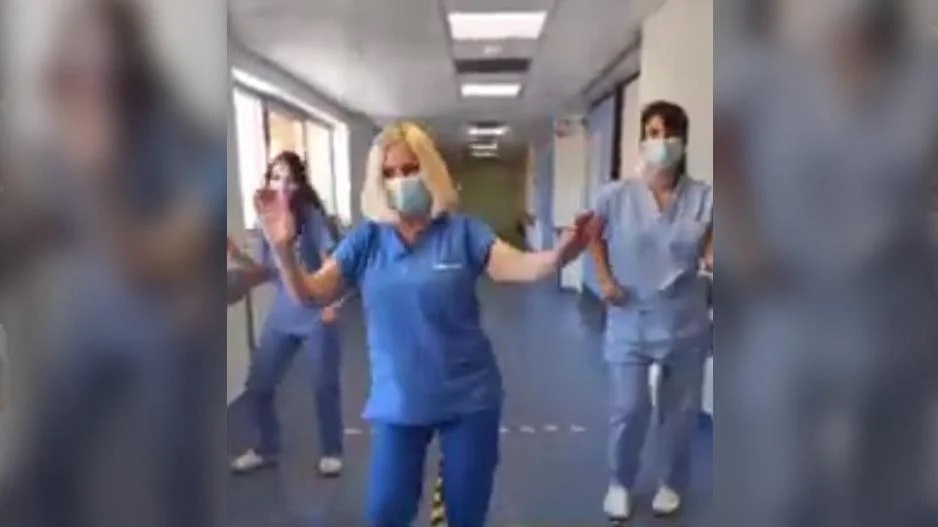 Με χορό και τραγούδι νοσηλεύτριες ξεκινούν τη βάρδια τους (video)