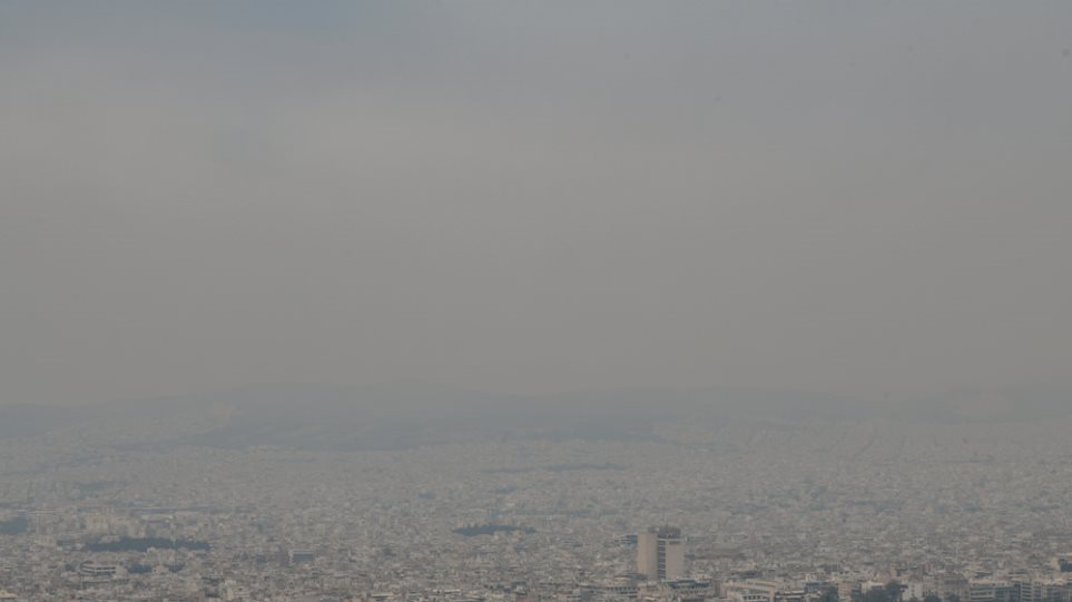 «Πνιγμένη» στον καπνό από την φωτιά η Αττική  – Συστάσεις να κλείσουμε πόρτες και παράθυρα  (video και εικόνες)