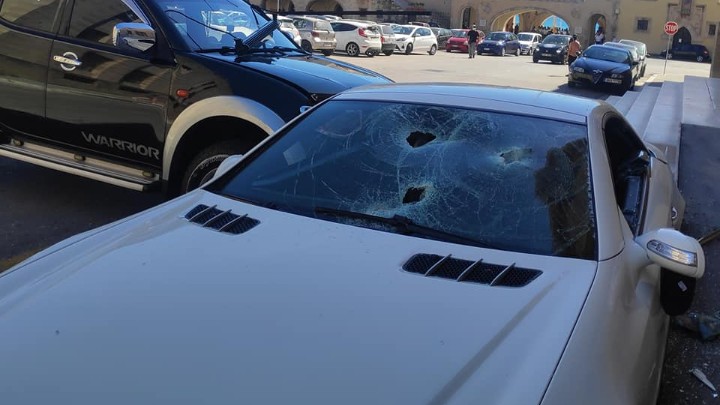 Υπαστυνόμος στη Ρόδο κατέστρεψε το αμάξι του διευθυντή του – Αποκαλυπτικό βίντεο