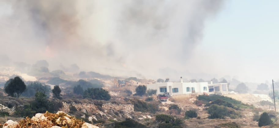 Δεν λέει να σβήσει η φωτιά στην Πάρο – Αναζωπύρωση της πυρκαγιάς στην περιοχή του Προδρόμου [βίντεο]