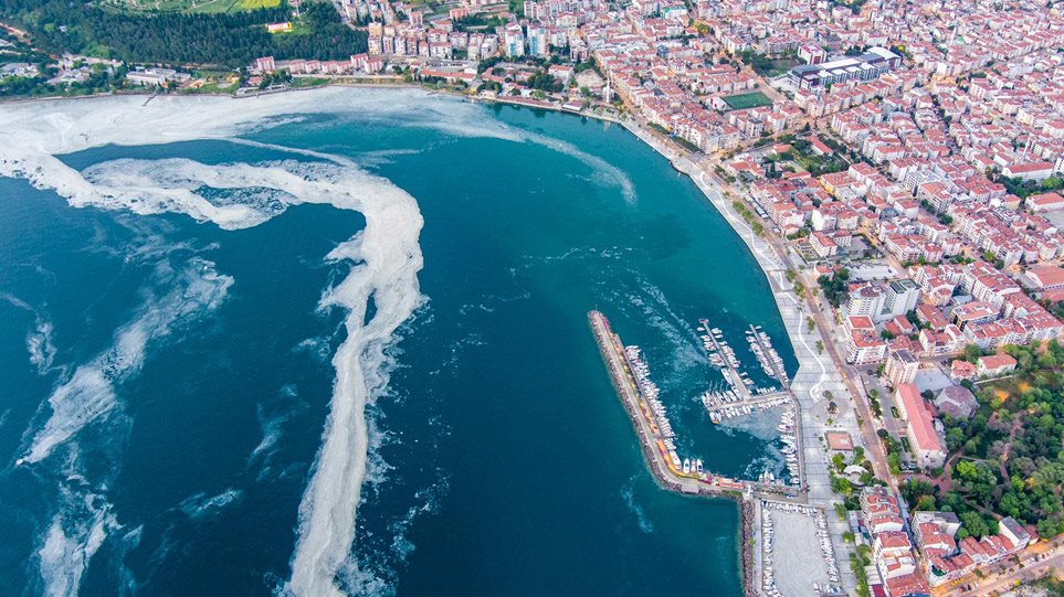 Τουρκία: Επικίνδυνη βλέννα «πνίγει» τη Θάλασσα του Μαρμαρά και κατευθύνεται στο Αιγαίο (video)