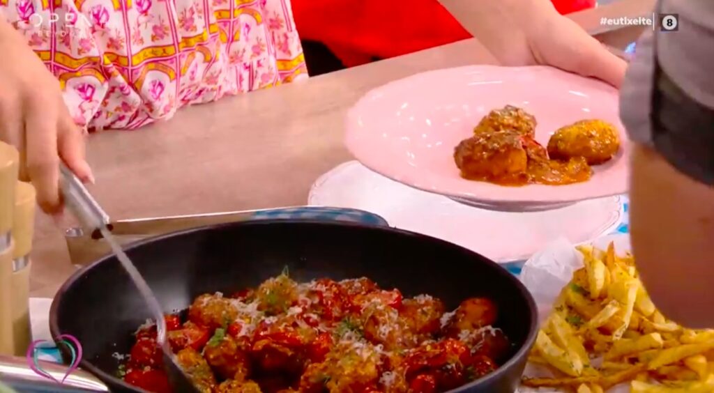 Συνταγή για κροκέτες κοτόπουλου με πικάντικη σάλτσα (video)