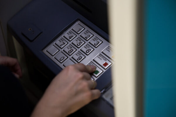 Τράπεζες – ATM: Καταργούνται από σήμερα οι χρεώσεις για αναλήψεις μετρητών – Πλαφόν στους τρίτους παρόχους