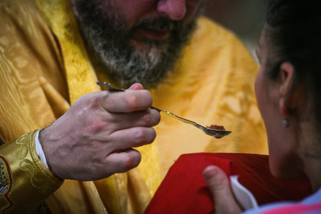 Πρωτοφανές: Σε αργία δύο ιερείς επειδή κοινώνησαν πιστούς με πλαστικό κουτάλι (video)