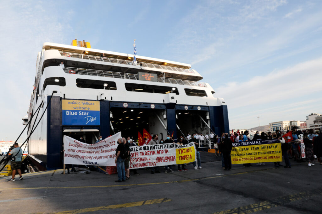 Ανεστάλη η απεργία της ΠΕΝΕΝ – Ουρές και ένταση στο λιμάνι του Πειραιά το πρώι