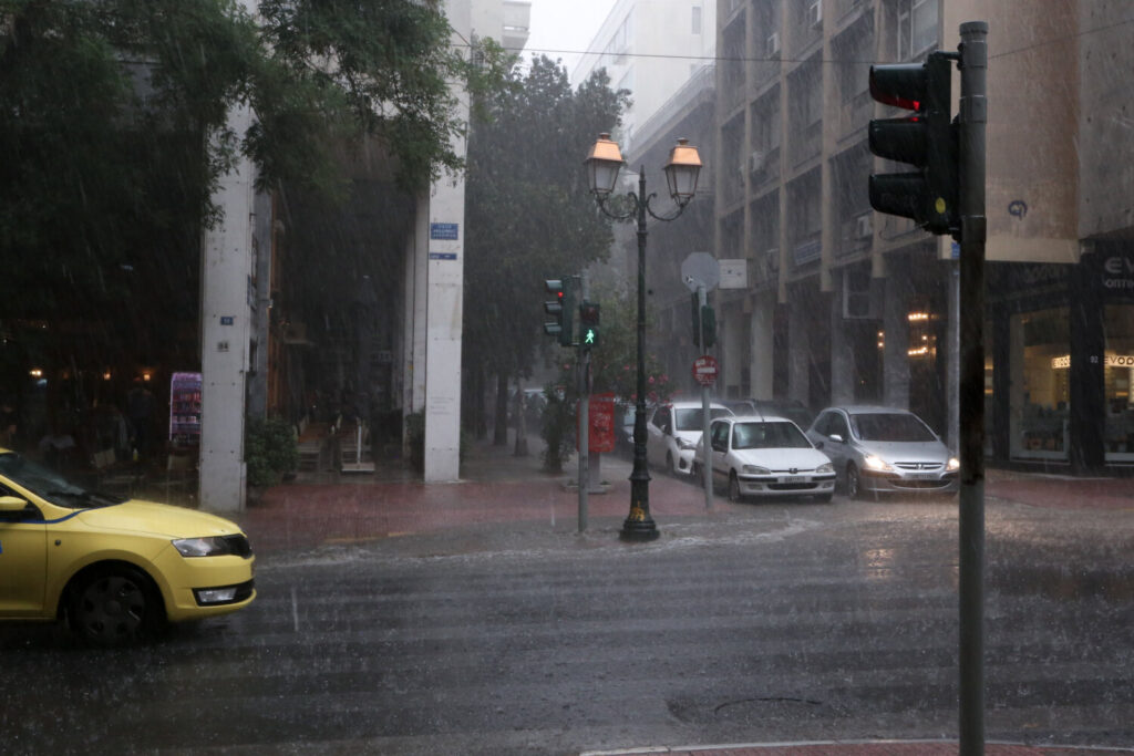 Kαιρός: Καταρρακτώδης βροχή και χαλάζι στο κέντρο της Αθήνας – Μποτιλιάρισμα στους δρόμους